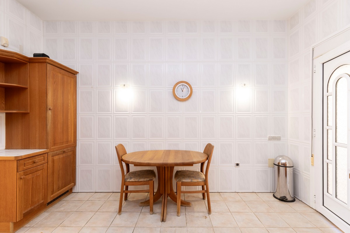 Extraordinary detached villa with independent flat and sea views