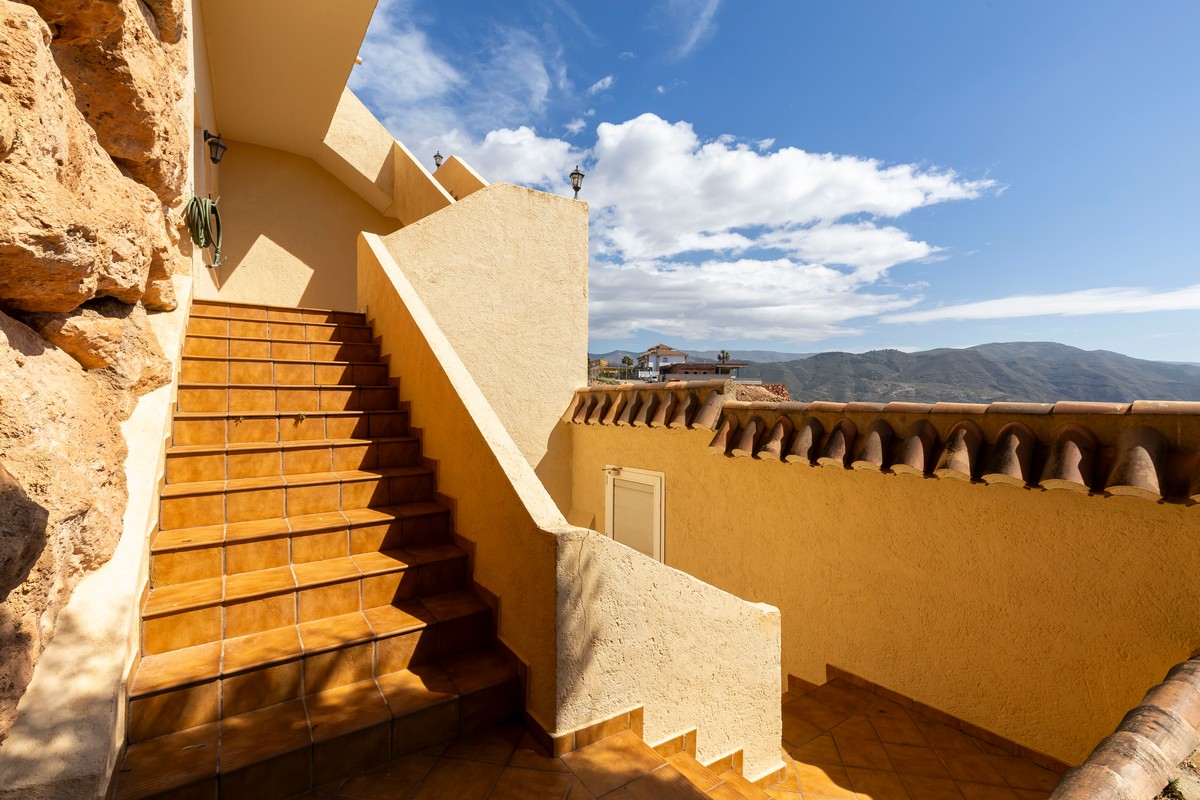 Extraordinary detached villa with independent flat and sea views