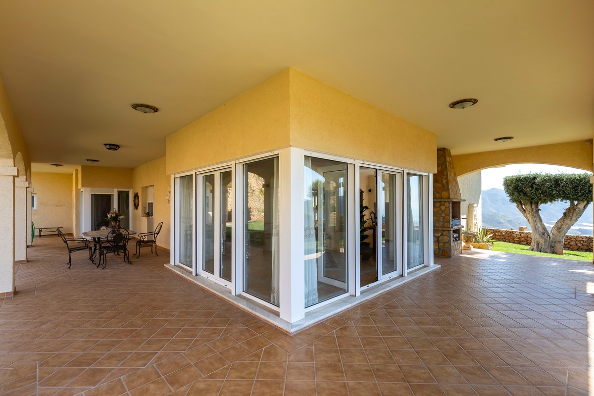 Extraordinary detached villa with independent flat and sea views