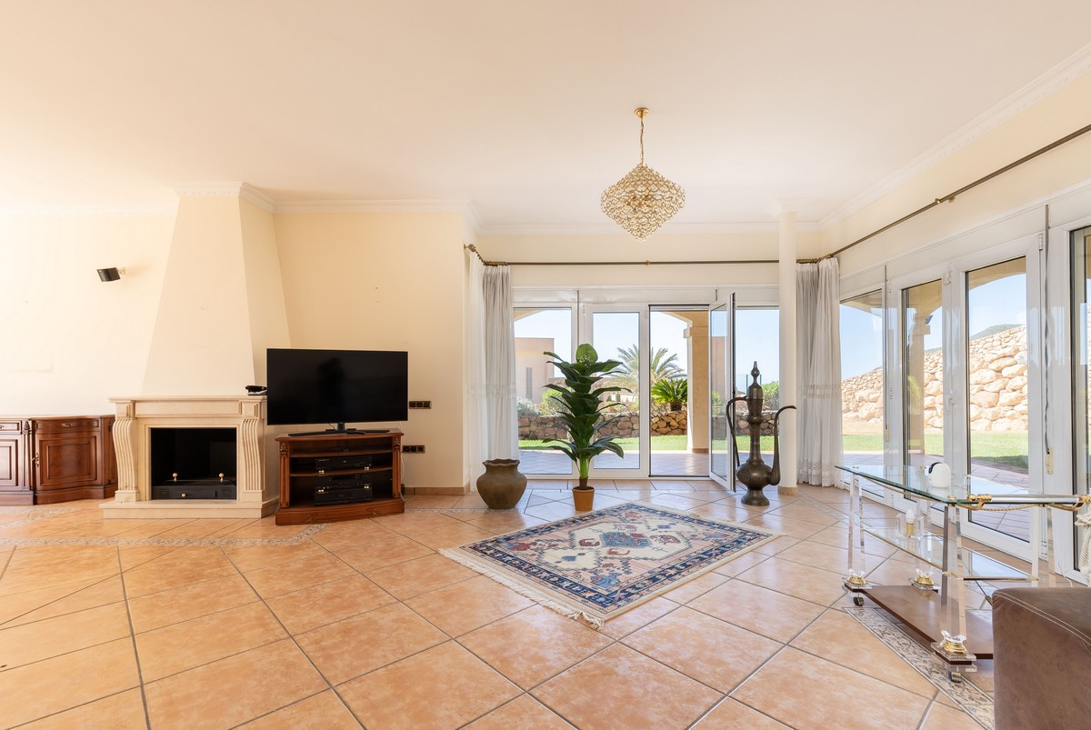 Extraordinary detached villa with independent flat and sea views