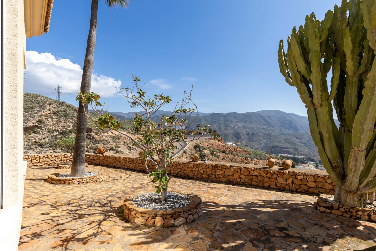 Extraordinary detached villa with independent flat and sea views