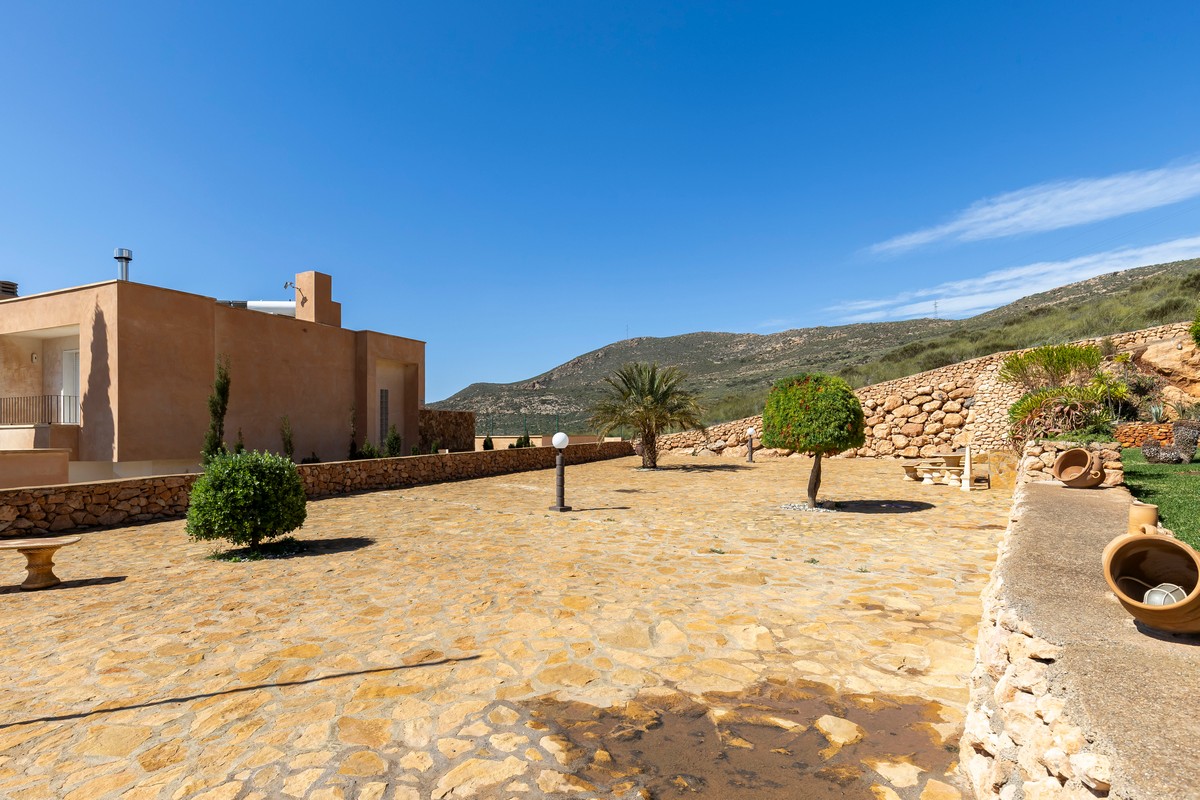 Extraordinary detached villa with independent flat and sea views