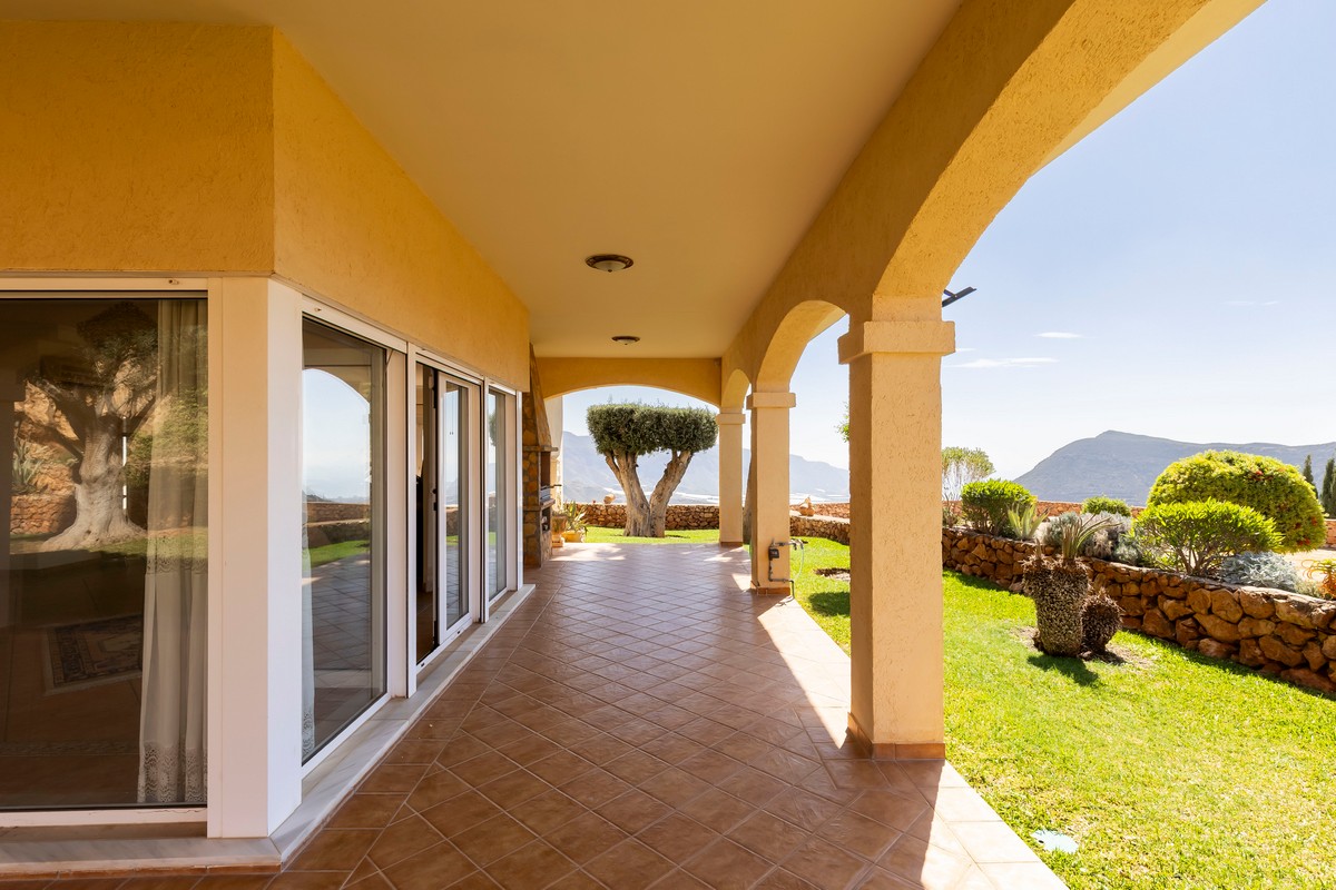 Extraordinary detached villa with independent flat and sea views