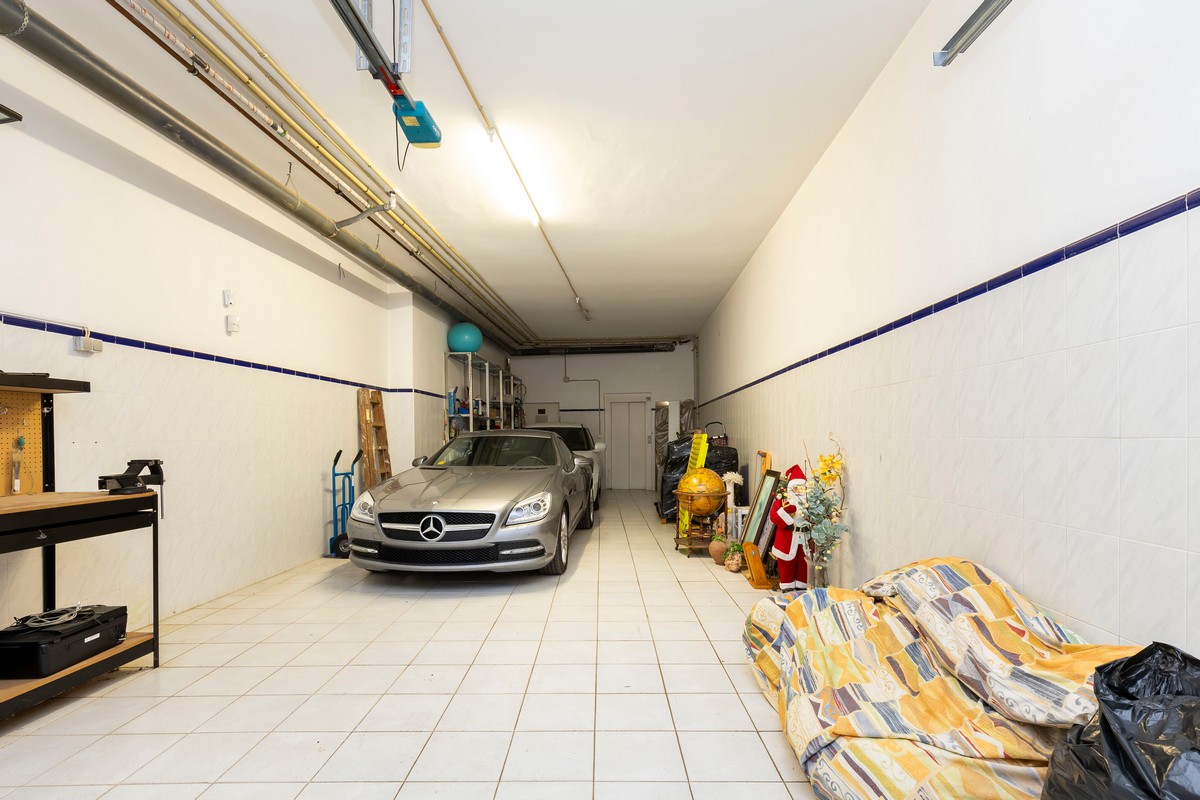 Extraordinary detached villa with independent flat and sea views