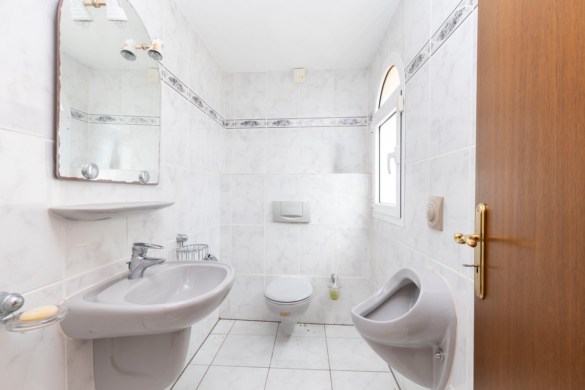 Extraordinary detached villa with independent flat and sea views