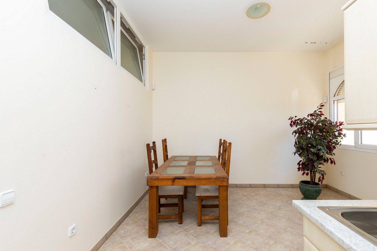 Extraordinary detached villa with independent flat and sea views