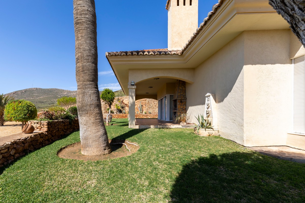 Extraordinary detached villa with independent flat and sea views