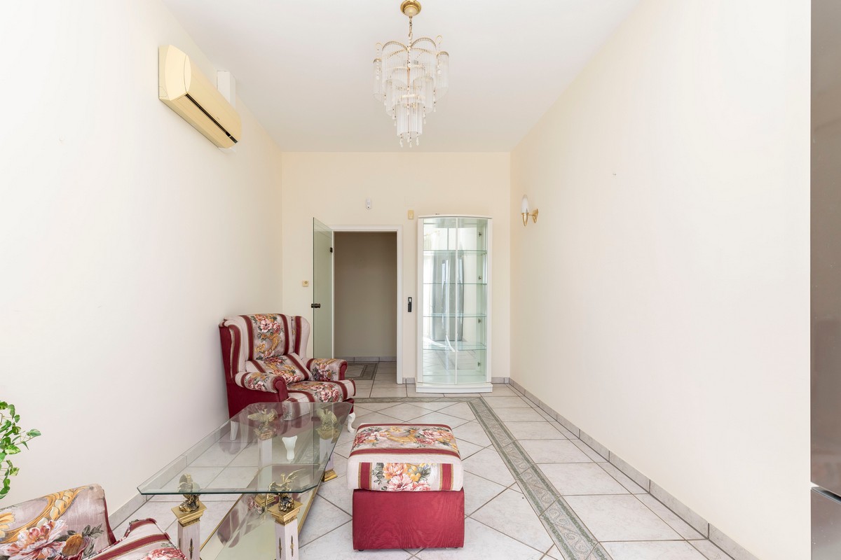 Extraordinary detached villa with independent flat and sea views