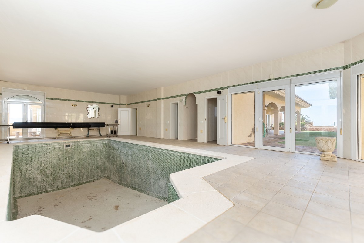 Extraordinary detached villa with independent flat and sea views