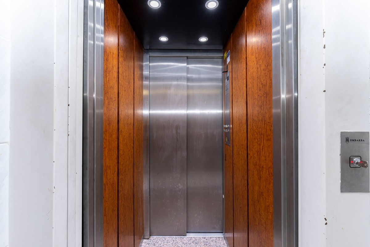 Extraordinary detached villa with independent flat and sea views