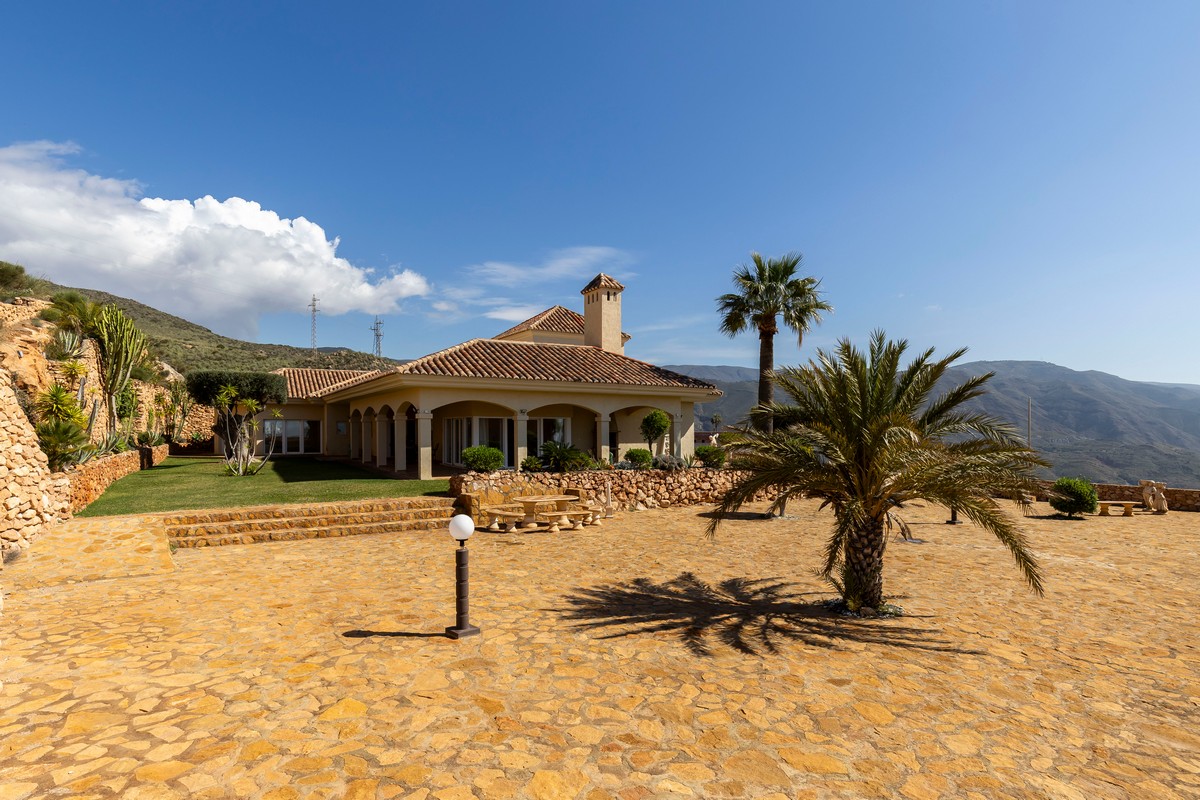 Extraordinary detached villa with independent flat and sea views