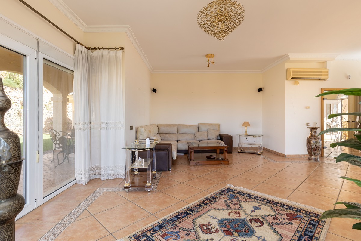 Extraordinary detached villa with independent flat and sea views