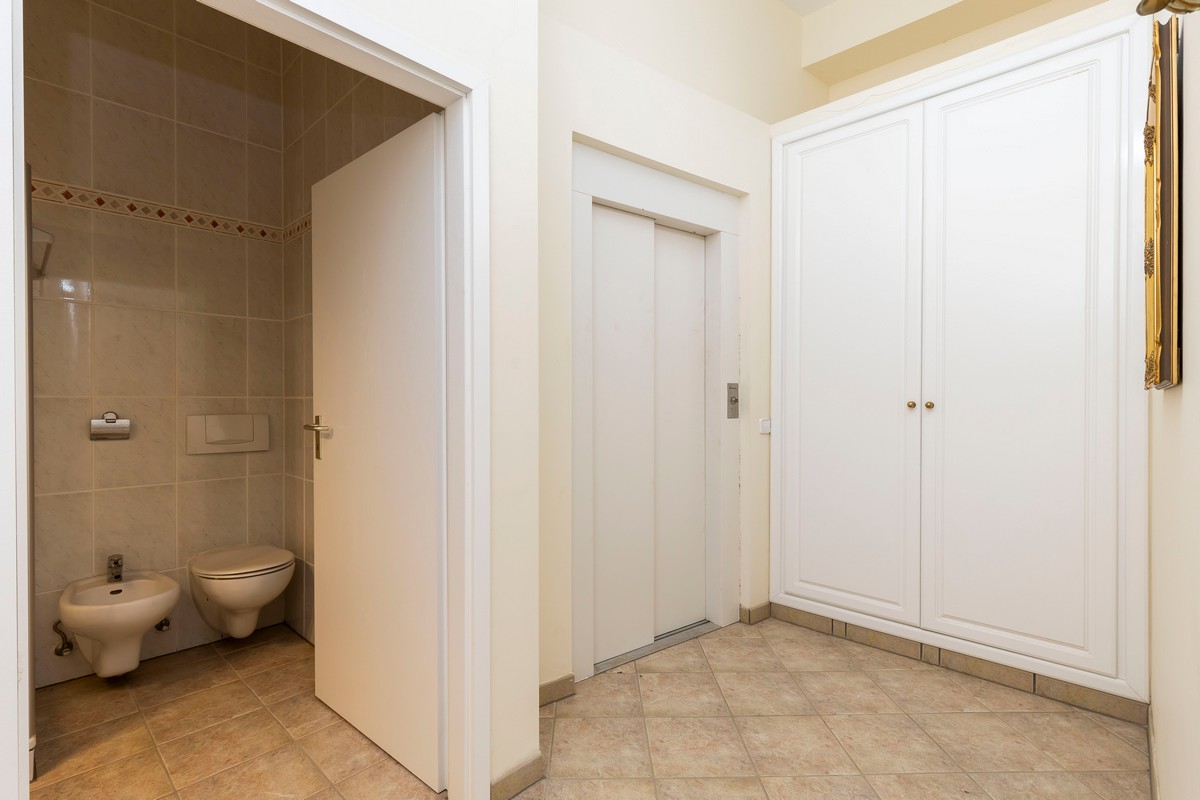 Extraordinary detached villa with independent flat and sea views