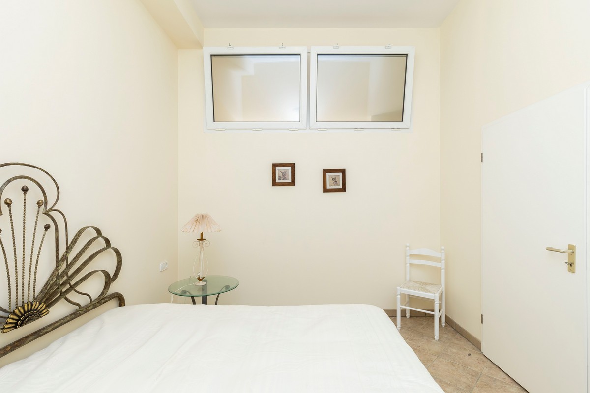 Extraordinary detached villa with independent flat and sea views