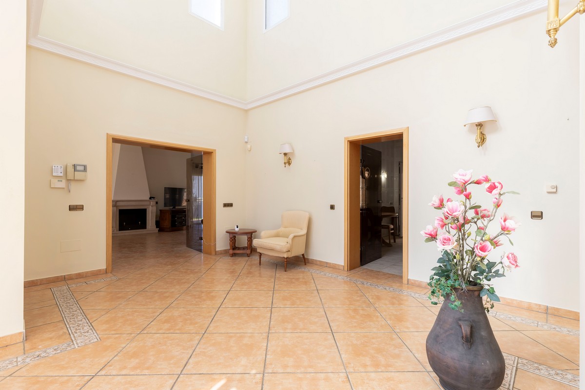 Extraordinary detached villa with independent flat and sea views