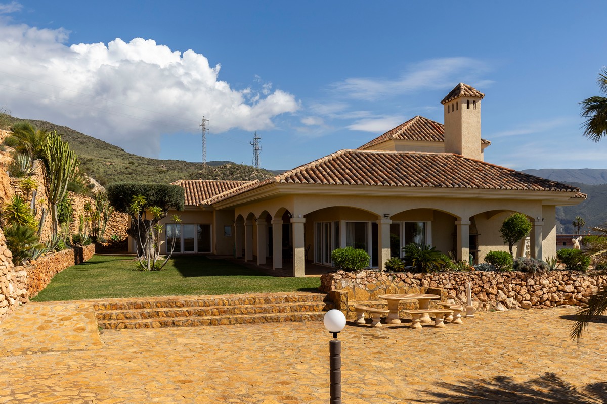 Extraordinary detached villa with independent flat and sea views