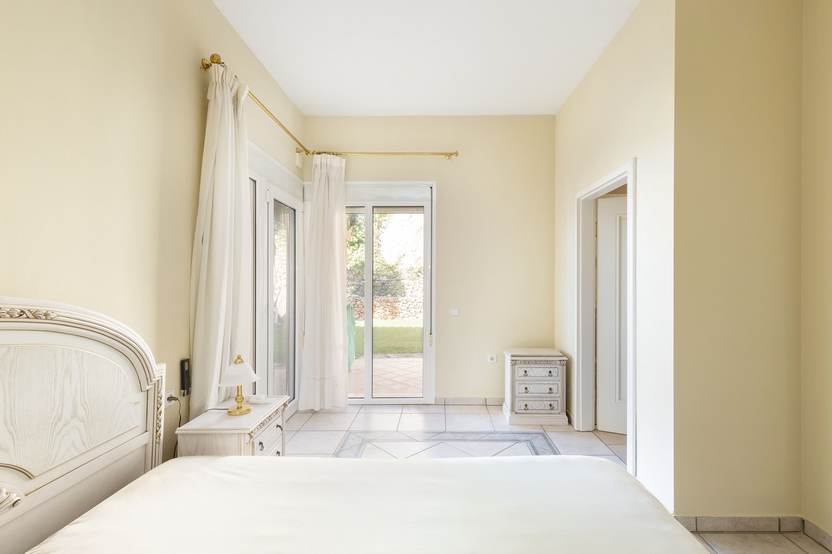 Extraordinary detached villa with independent flat and sea views