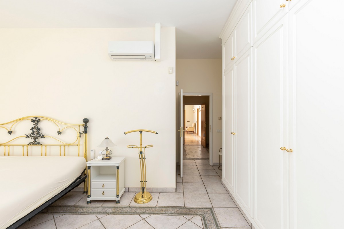 Extraordinary detached villa with independent flat and sea views