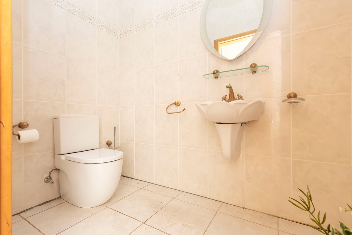 Extraordinary detached villa with independent flat and sea views