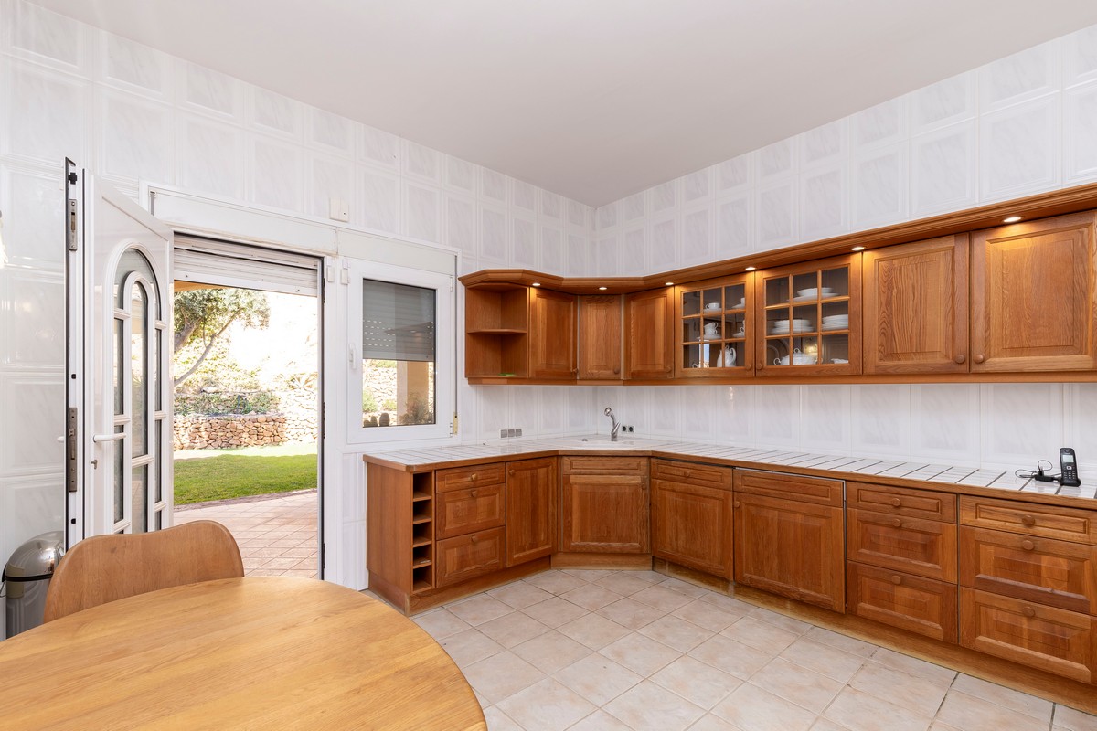 Extraordinary detached villa with independent flat and sea views