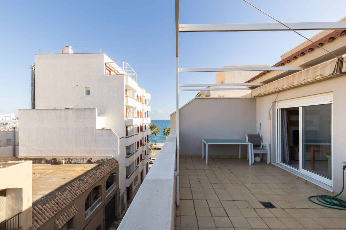 Amplio ático de 104 m² con 3 dormitorios, cerca de la playa