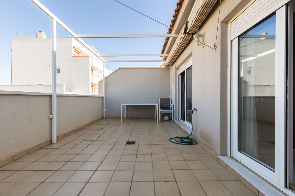 Amplio ático de 104 m² con 3 dormitorios, cerca de la playa