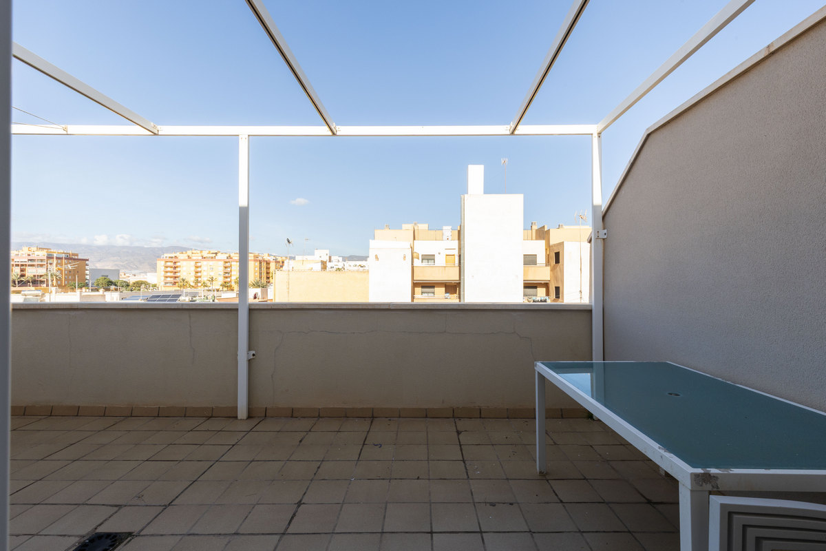 Amplio ático de 104 m² con 3 dormitorios, cerca de la playa