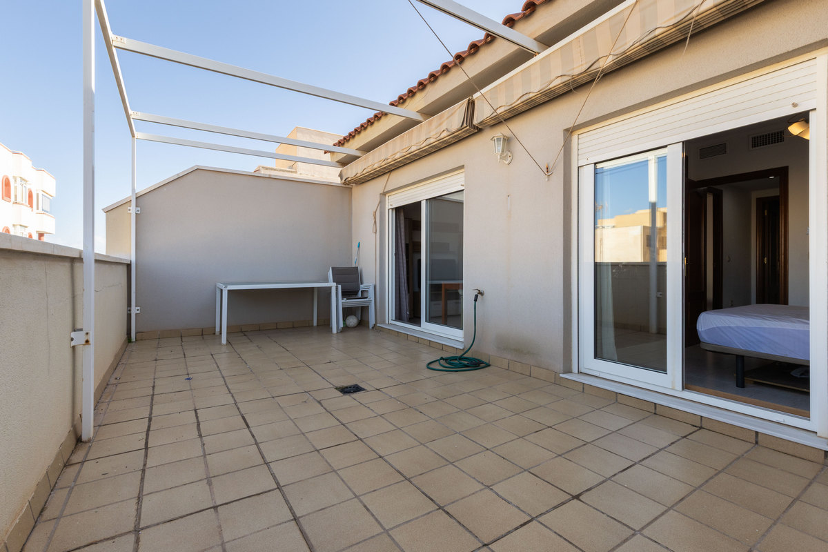 Amplio ático de 104 m² con 3 dormitorios, cerca de la playa
