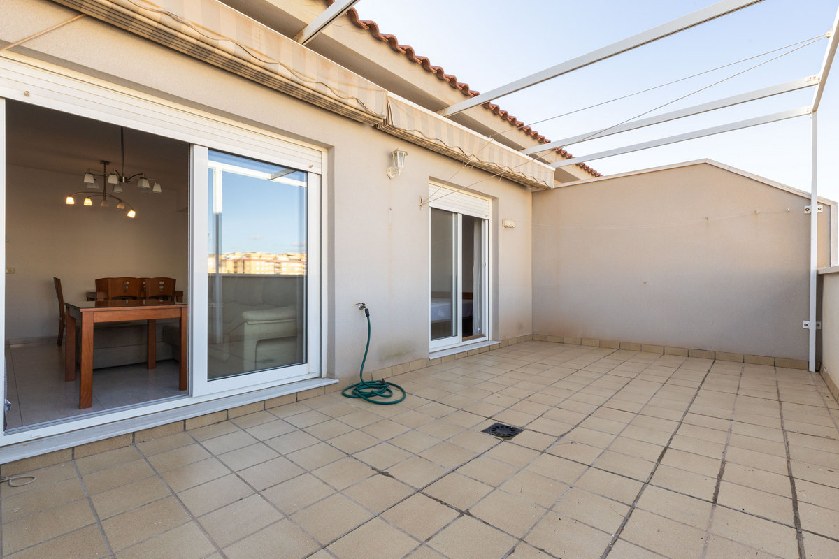 Amplio ático de 104 m² con 3 dormitorios, cerca de la playa