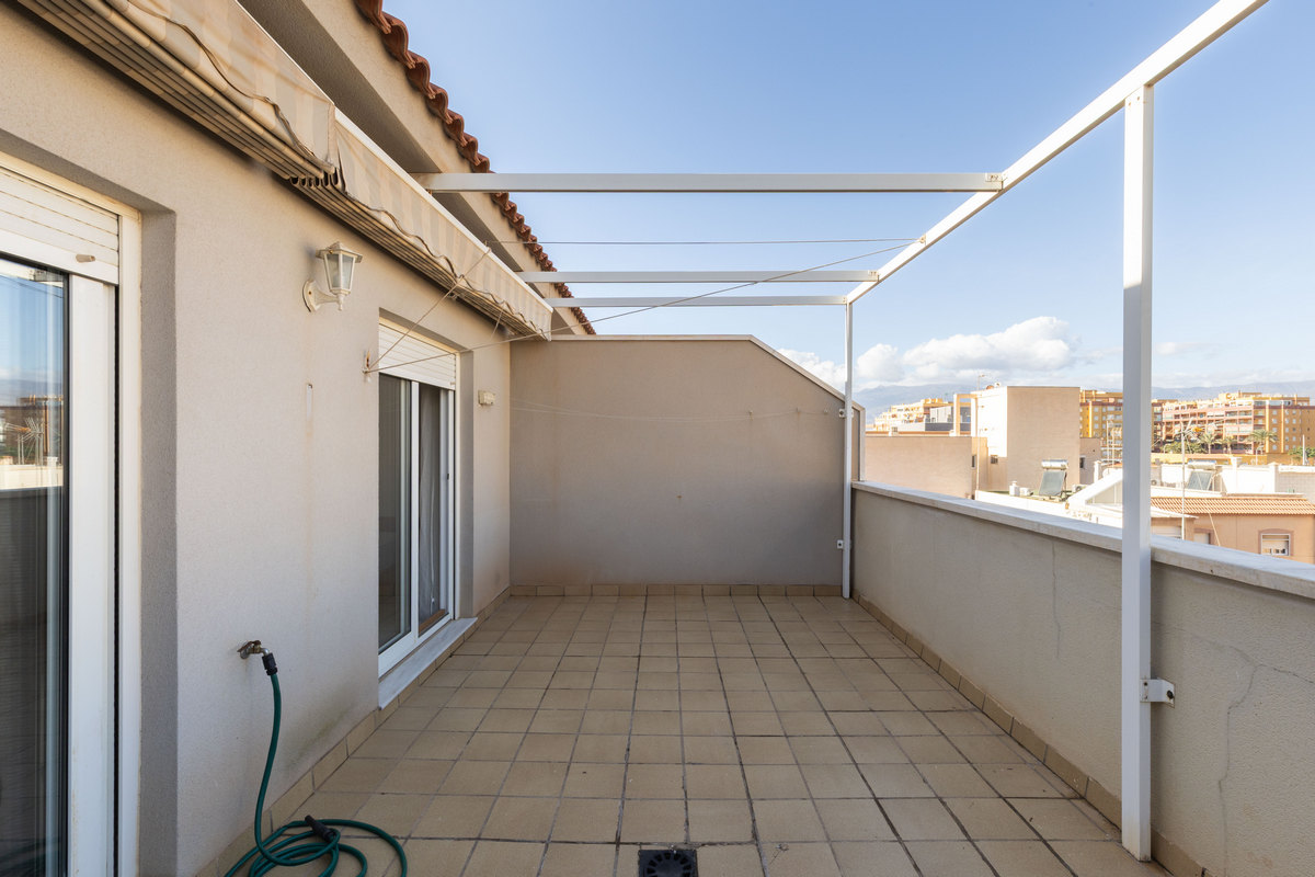 Amplio ático de 104 m² con 3 dormitorios, cerca de la playa