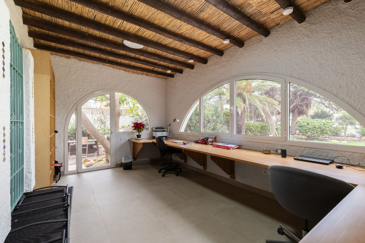 Chalet independiente en una sola planta con 839 m² de parcela junto al mar