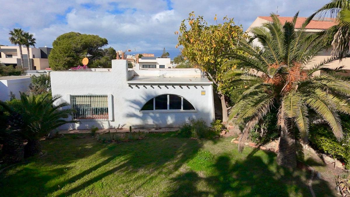 Chalet independiente en una sola planta con 839 m² de parcela junto al mar