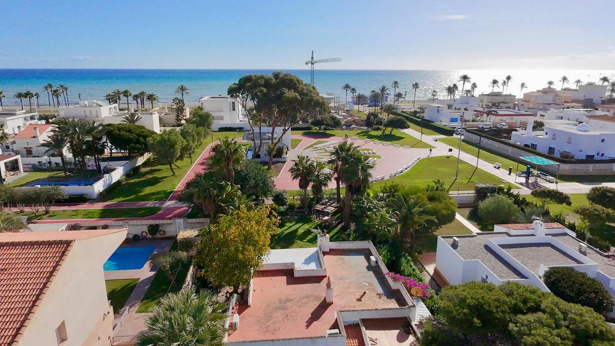 Chalet independiente en una sola planta con 839 m² de parcela junto al mar