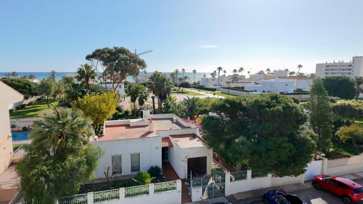 Chalet independiente en una sola planta con 839 m² de parcela junto al mar