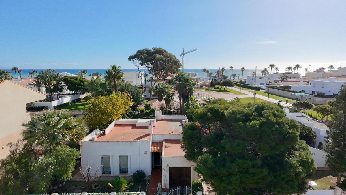 Chalet independiente en una sola planta con 839 m² de parcela junto al mar