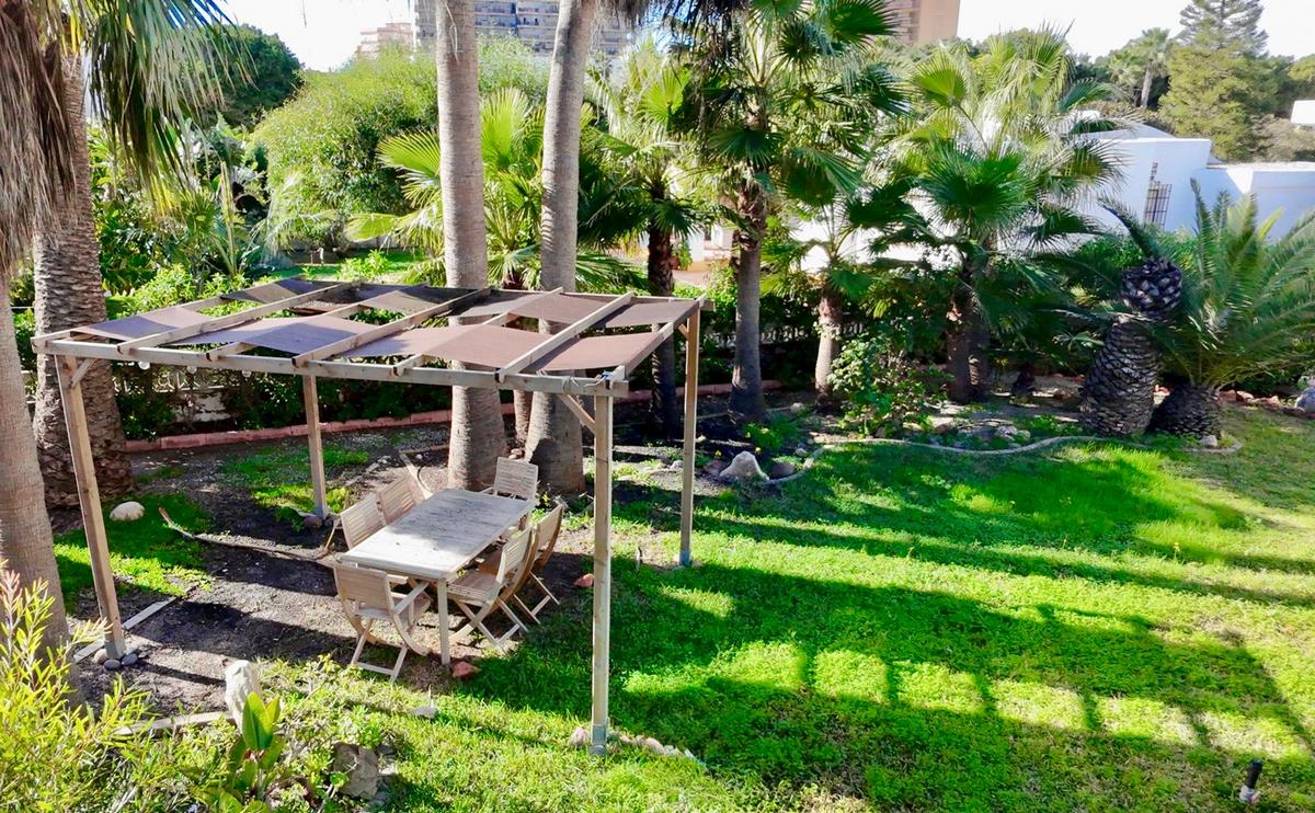 Chalet independiente en una sola planta con 839 m² de parcela junto al mar