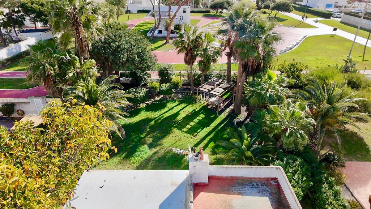 Chalet independiente en una sola planta con 839 m² de parcela junto al mar