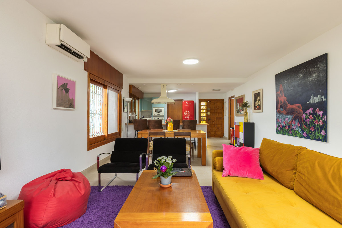 Chalet independiente en una sola planta con 839 m² de parcela junto al mar