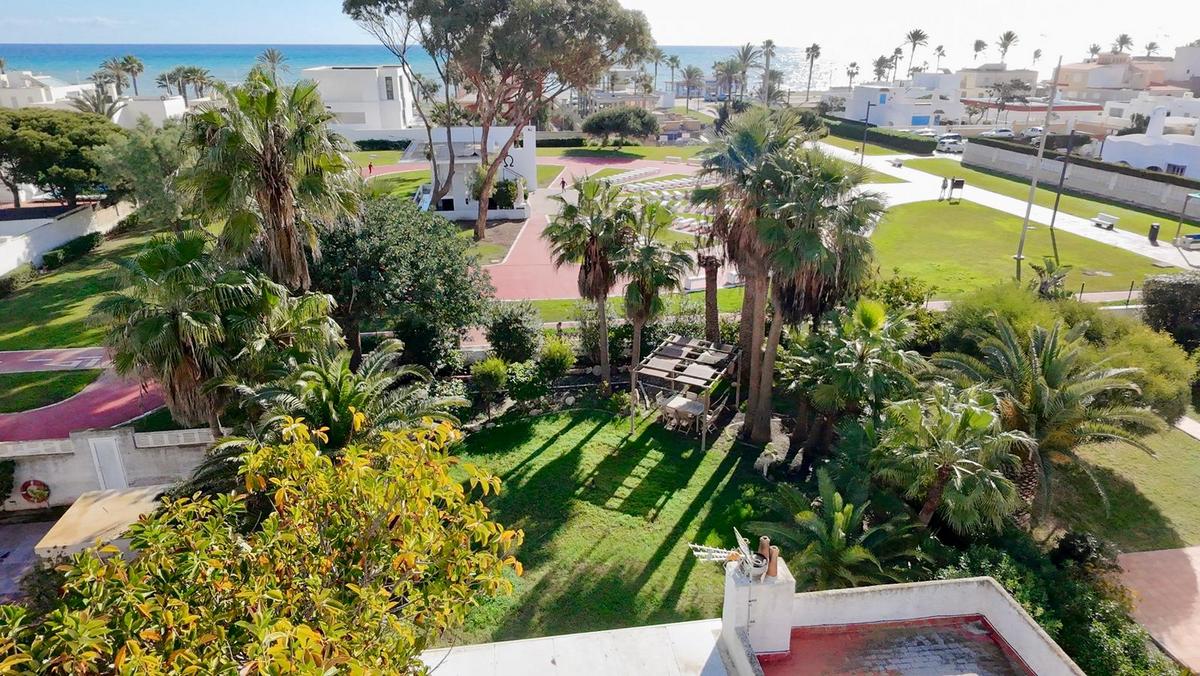Chalet independiente en una sola planta con 839 m² de parcela junto al mar