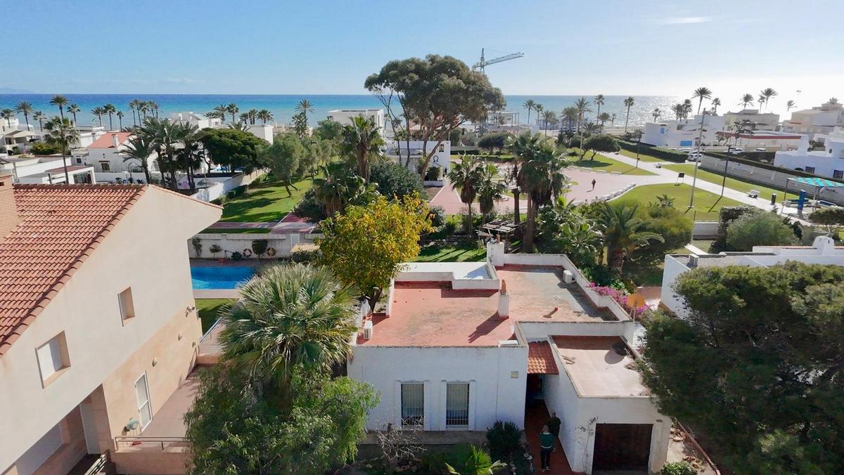 Chalet independiente en una sola planta con 839 m² de parcela junto al mar