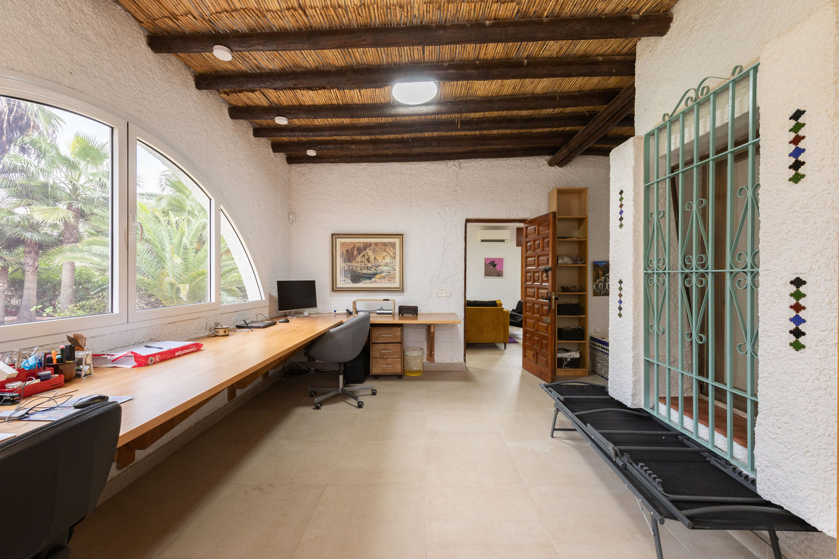 Chalet independiente en una sola planta con 839 m² de parcela junto al mar