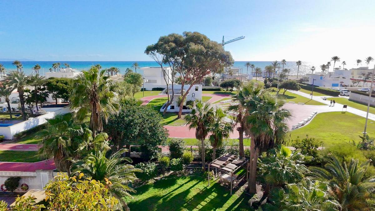 Chalet independiente en una sola planta con 839 m² de parcela junto al mar