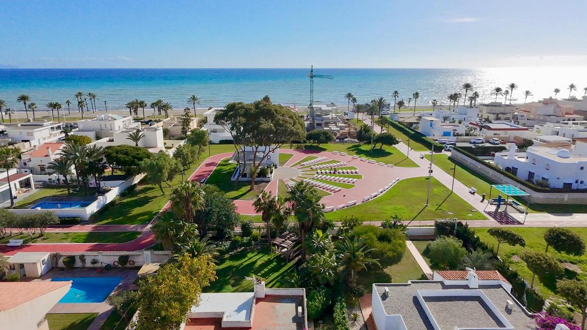 Chalet independiente en una sola planta con 839 m² de parcela junto al mar