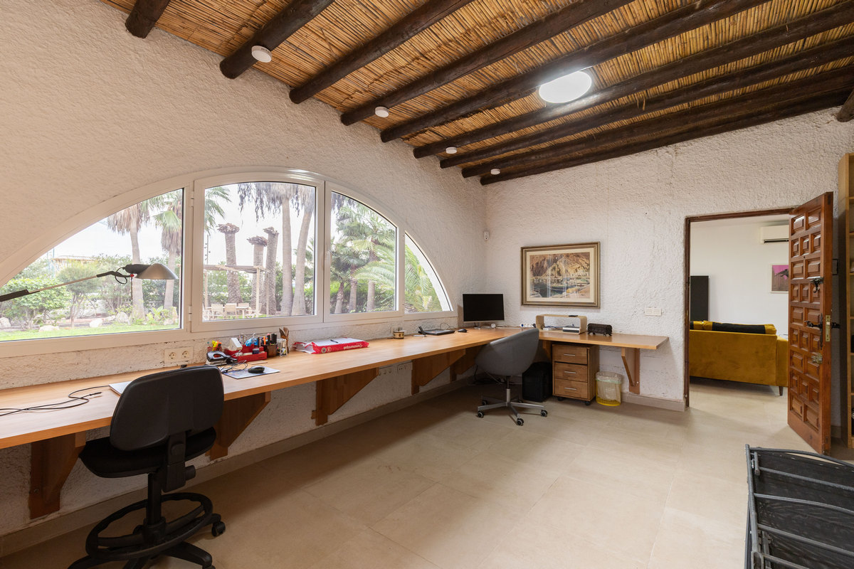 Chalet independiente en una sola planta con 839 m² de parcela junto al mar