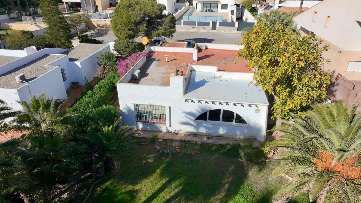 Chalet independiente en una sola planta con 839 m² de parcela junto al mar