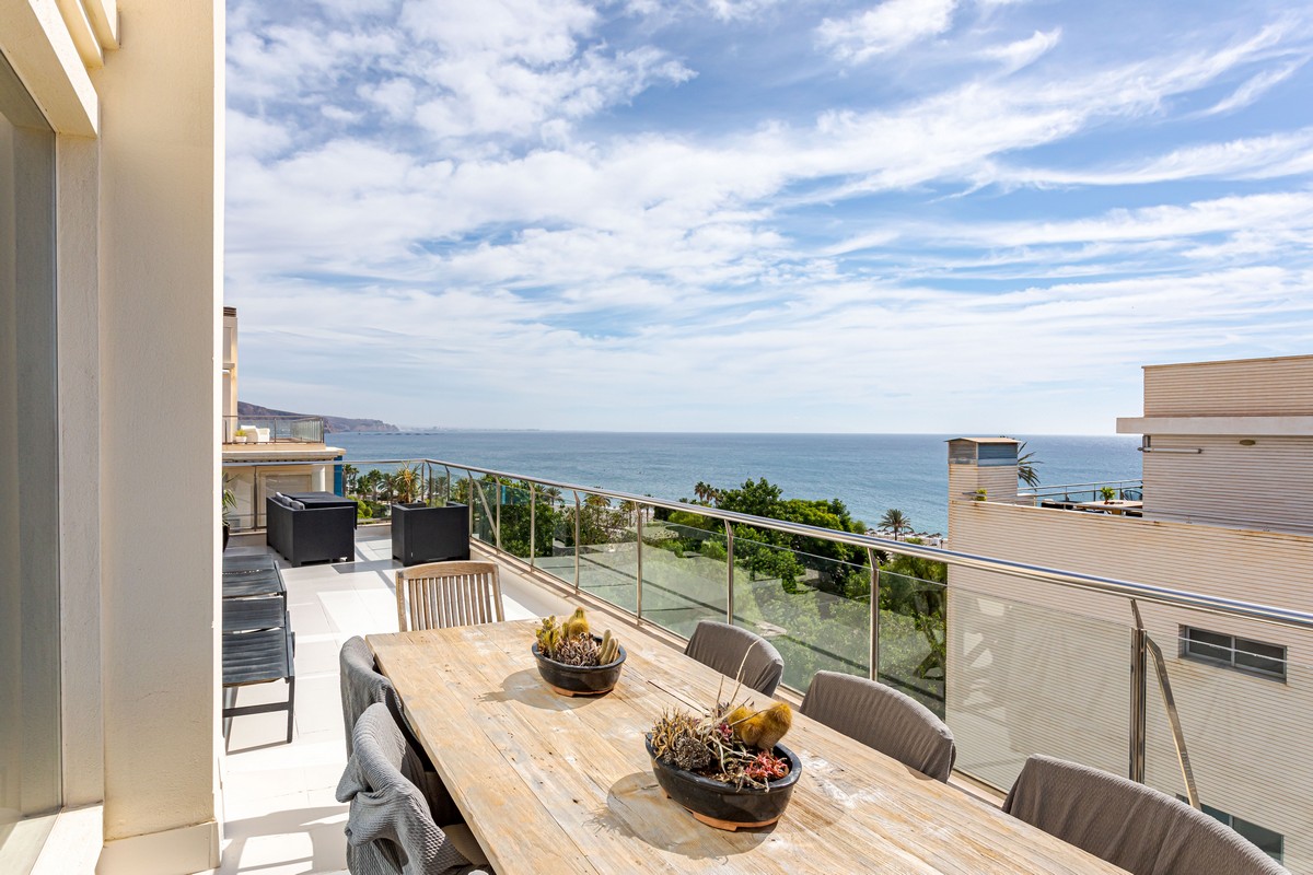 Exclusivo Ático de Lujo en Aguadulce: Vistas al Mar y Ubicación Premium en Calle Liverpool
