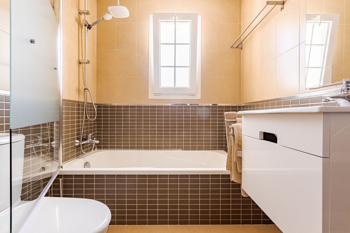 Exclusivo Ático de Lujo en Aguadulce: Vistas al Mar y Ubicación Premium en Calle Liverpool