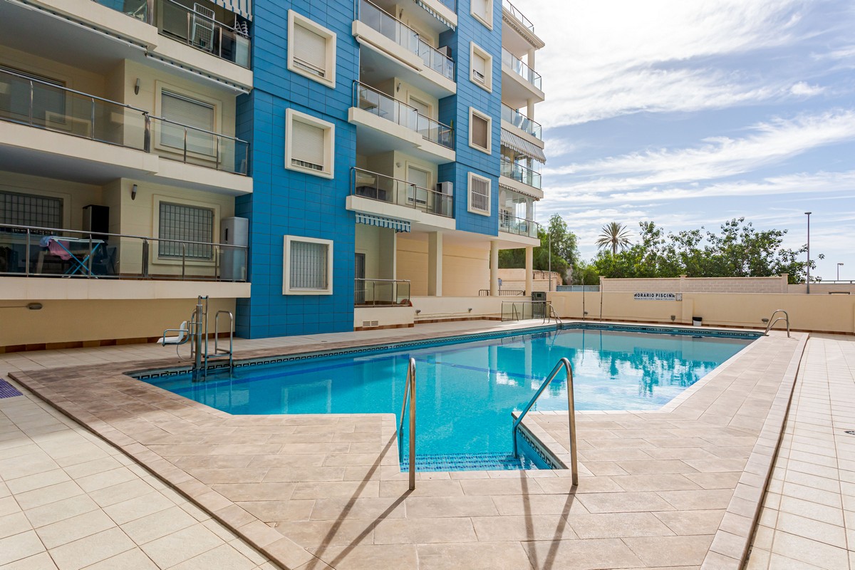 Exclusivo Ático de Lujo en Aguadulce: Vistas al Mar y Ubicación Premium en Calle Liverpool