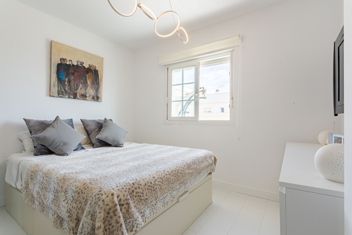 Exclusivo Ático de Lujo en Aguadulce: Vistas al Mar y Ubicación Premium en Calle Liverpool