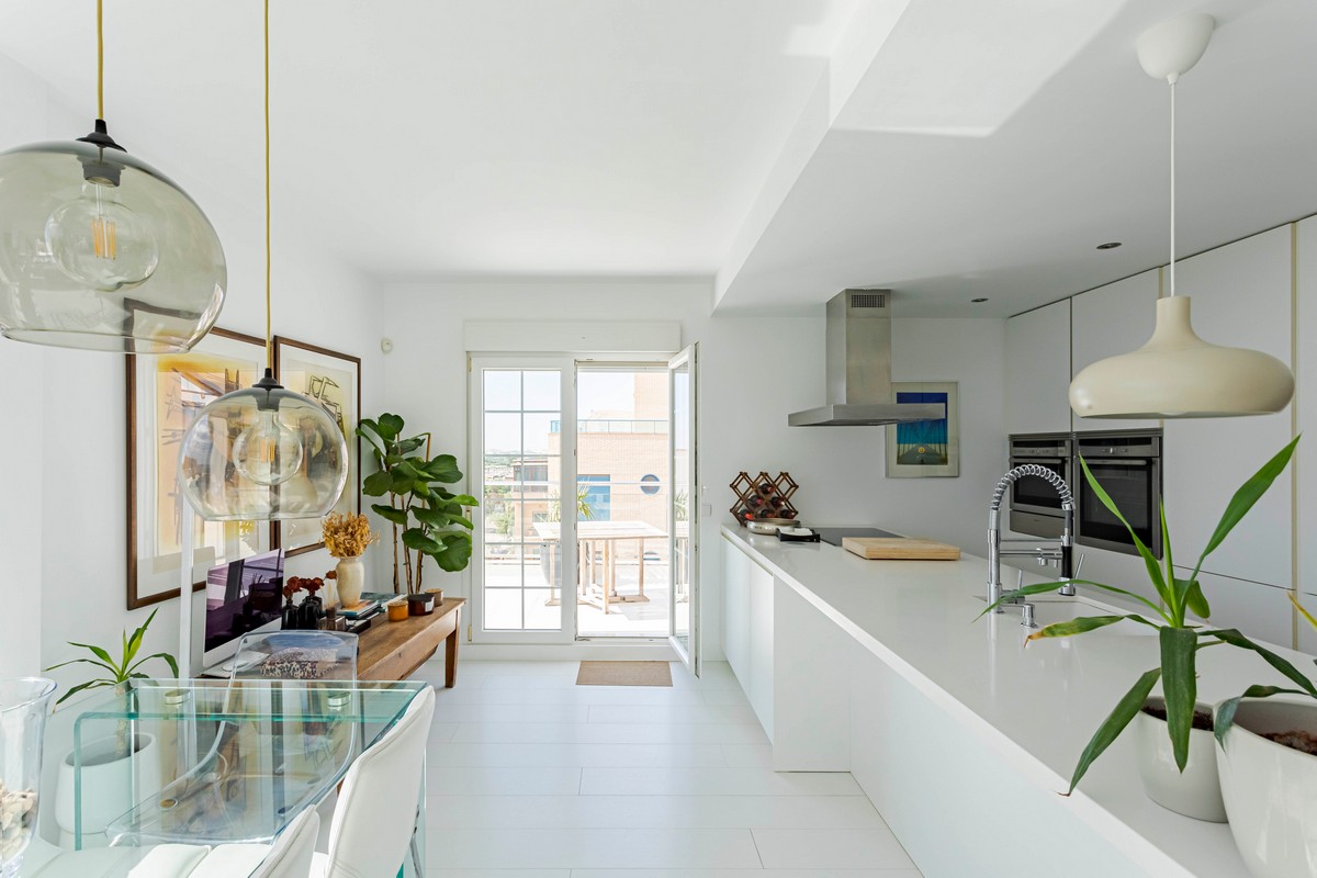 Exclusivo Ático de Lujo en Aguadulce: Vistas al Mar y Ubicación Premium en Calle Liverpool